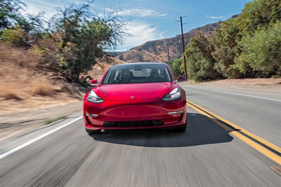 Ежедневно на Tesla Model 3 принимают 1800 заказов